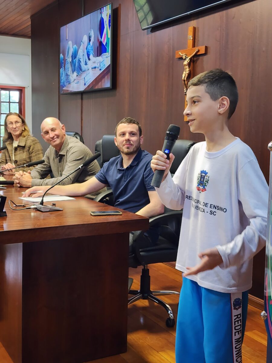 Alunos da Escola Bairro Bortolotto visitam a Câmara e vivenciam o funcionamento do Legislativo 2 Alunos da Escola Bairro Bortolotto visitam a Câmara e vivenciam o funcionamento do Legislativo