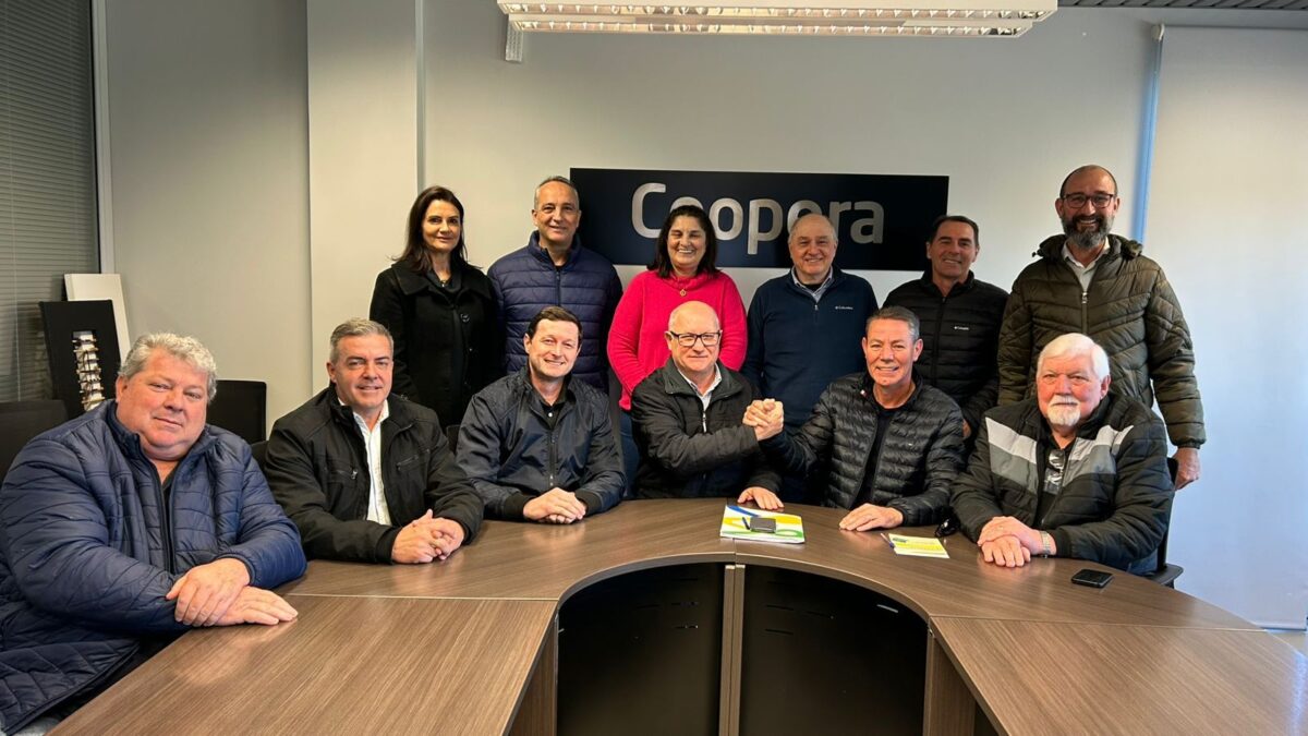 Presidente Rogério Feller transmite cargo a Marcos Spilere e Odo Dal Tóe 1 Presidente Rogério Feller transmite cargo a Marcos Spilere e Odo Dal Tóe