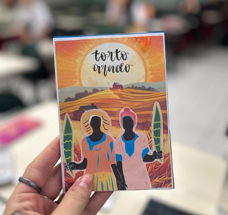 Alunos da Unesc têm trabalhos reconhecidos por Itamar Vieira Junior, um dos maiores escritores do Brasil 3 Alunos da Unesc têm trabalhos reconhecidos por Itamar Vieira Junior, um dos maiores escritores do Brasil