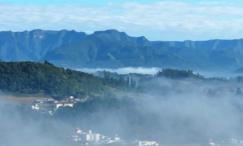 Fotógrafa faz sucesso com belas imagens de Nova Veneza envolta pela neblina