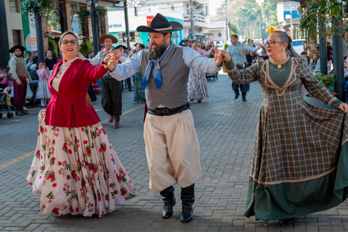 2º Festival Sul-Catarinense de Danças Tradicionalistas movimenta a Rua Coberta de Nova Veneza 14 2º Festival Sul-Catarinense de Danças Tradicionalistas movimenta a Rua Coberta de Nova Veneza