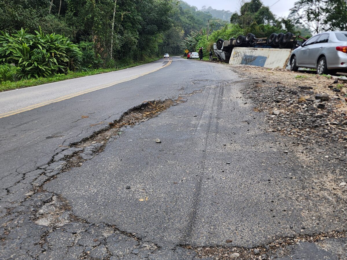 Buracos na rodovia estadual Lírio Rosso voltam a causar acidente em Nova Veneza 6 Buracos na rodovia estadual Lírio Rosso voltam a causar acidente em Nova Veneza
