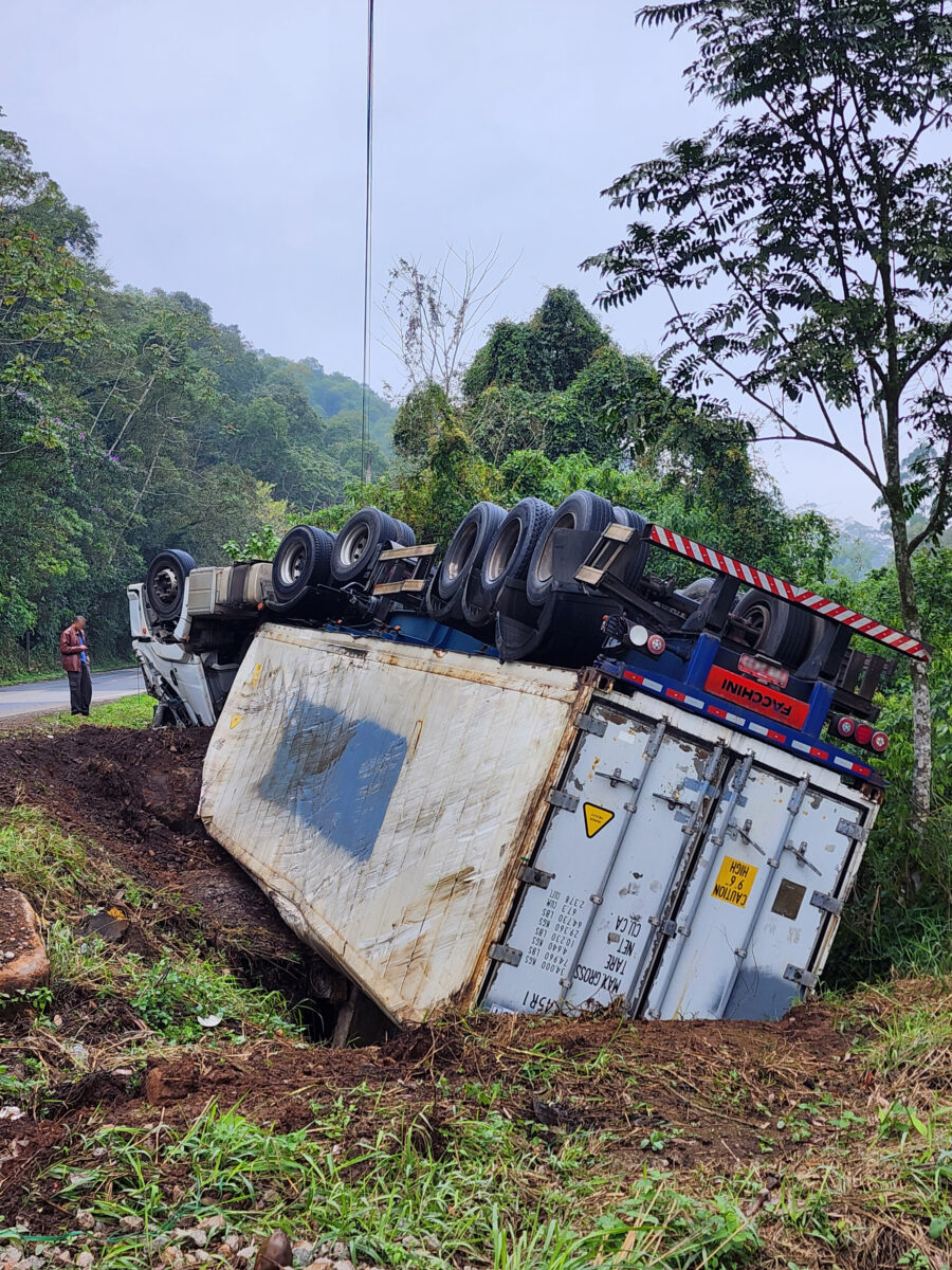 Buracos na rodovia estadual Lírio Rosso voltam a causar acidente em Nova Veneza 3 Buracos na rodovia estadual Lírio Rosso voltam a causar acidente em Nova Veneza