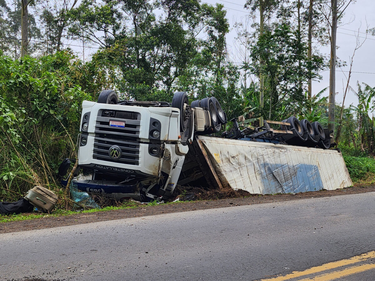 Buracos na rodovia estadual Lírio Rosso voltam a causar acidente em Nova Veneza 1 Buracos na rodovia estadual Lírio Rosso voltam a causar acidente em Nova Veneza