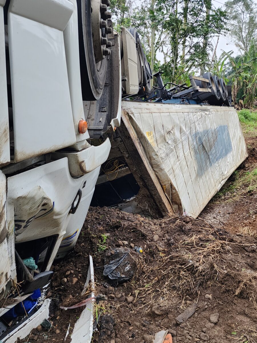 Buracos na rodovia estadual Lírio Rosso voltam a causar acidente em Nova Veneza 4 Buracos na rodovia estadual Lírio Rosso voltam a causar acidente em Nova Veneza