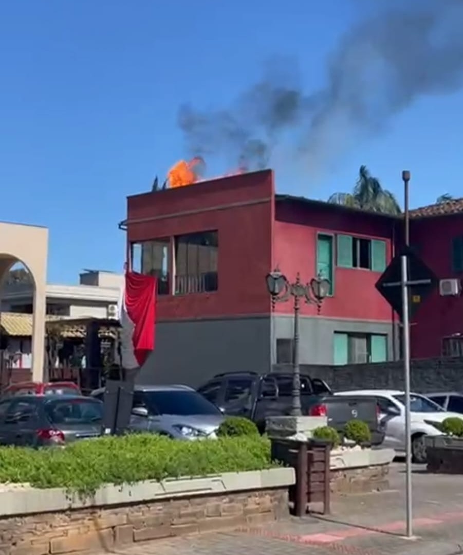 Fogo e fumaça em restaurante mobiliza Bombeiros em Nova Veneza