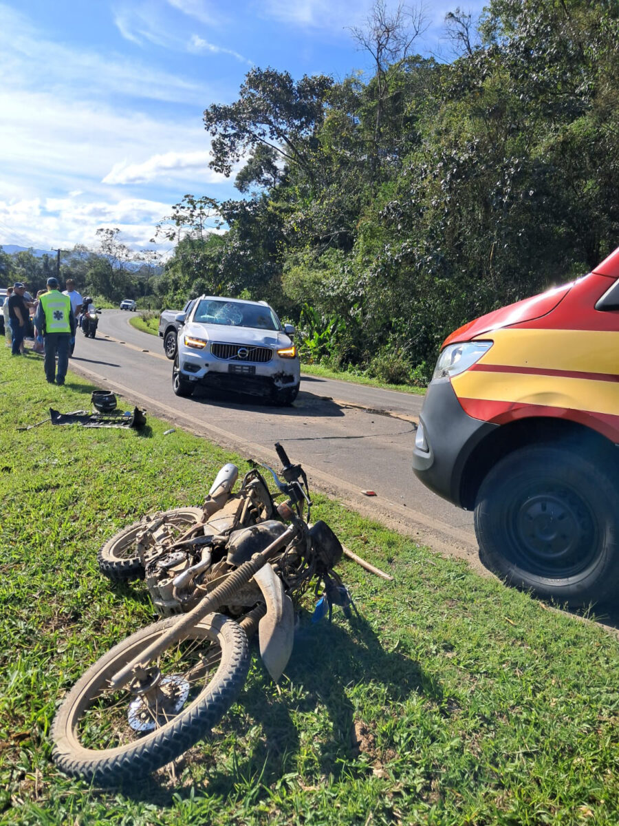 Acidente entre carro e moto deixa motociclista ferido em Nova Veneza 1 Acidente entre carro e moto deixa motociclista ferido em Nova Veneza