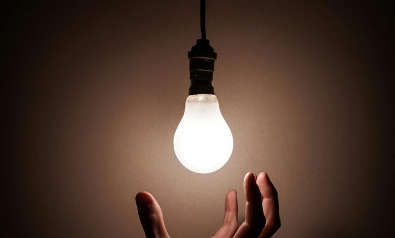 Energia mais cara: Aneel mantém bandeira vermelha patamar 2 nas contas de luz em setembro