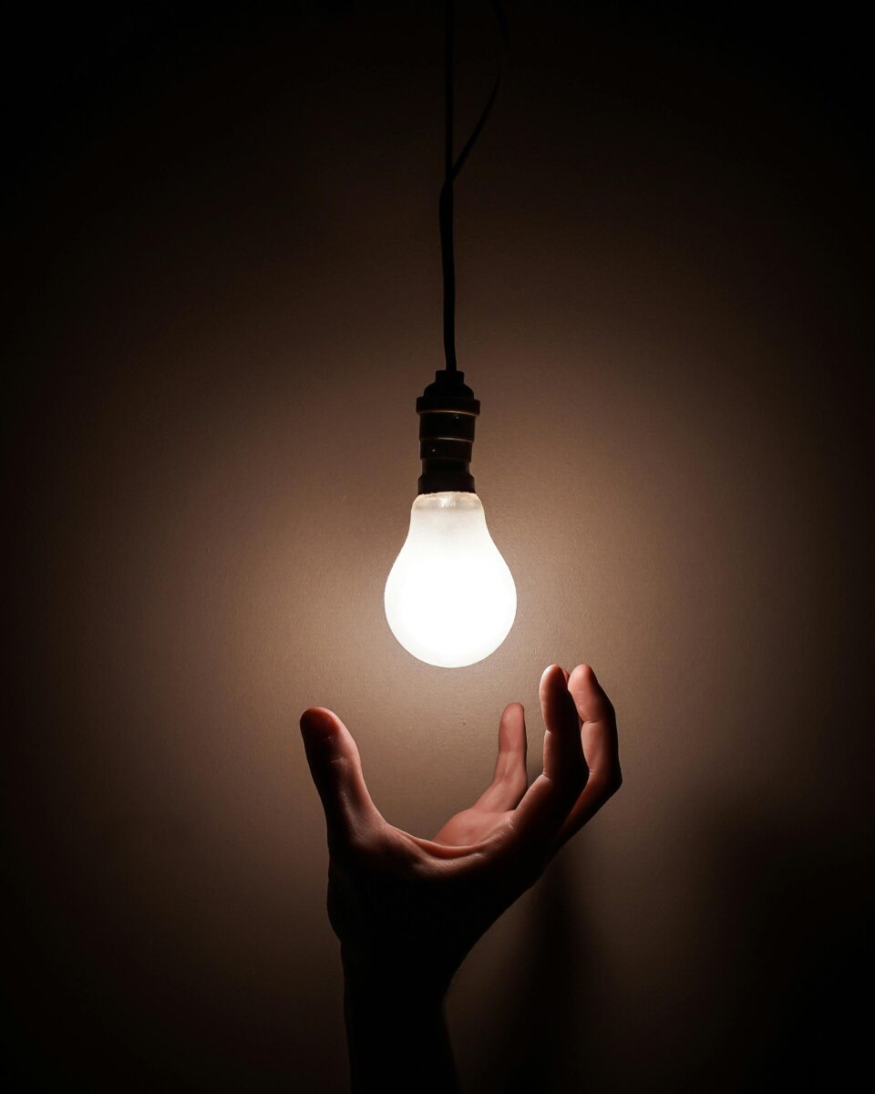 Energia mais cara: Aneel mantém bandeira vermelha patamar 2 nas contas de luz em setembro 1 Energia mais cara: Aneel mantém bandeira vermelha patamar 2 nas contas de luz em setembro