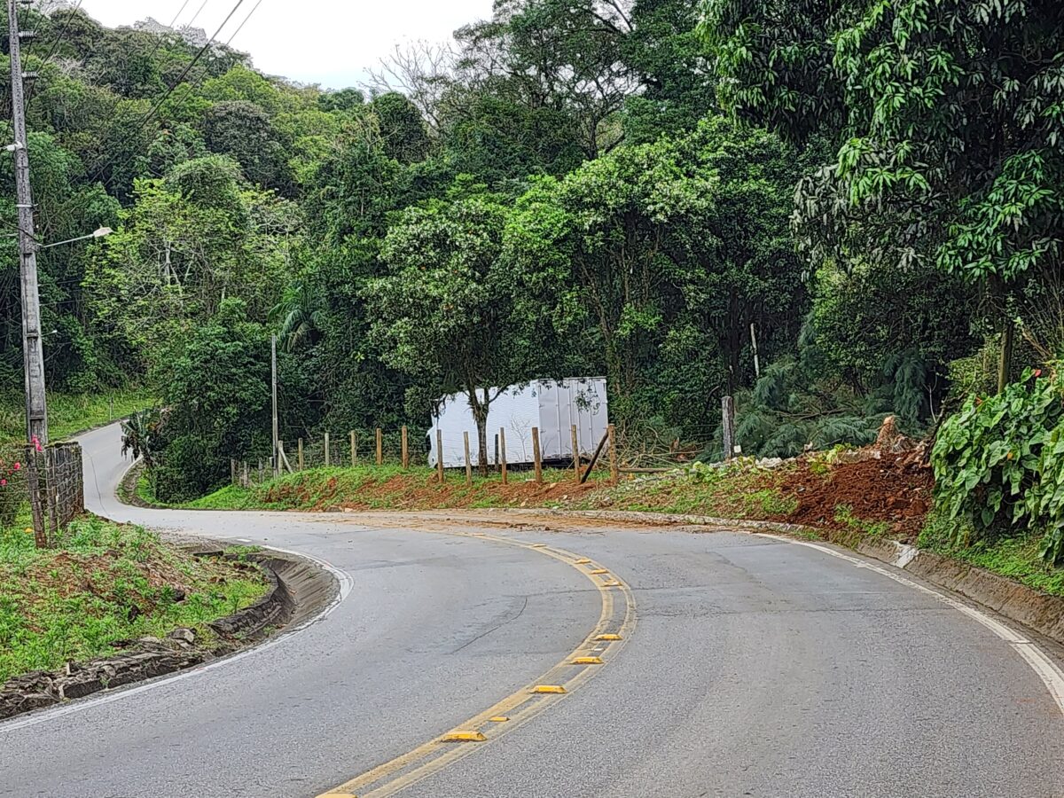 Caminhão sai da pista após ficar sem freios na rodovia Ângelo Moro 6 Caminhão sai da pista após ficar sem freios na rodovia Ângelo Moro