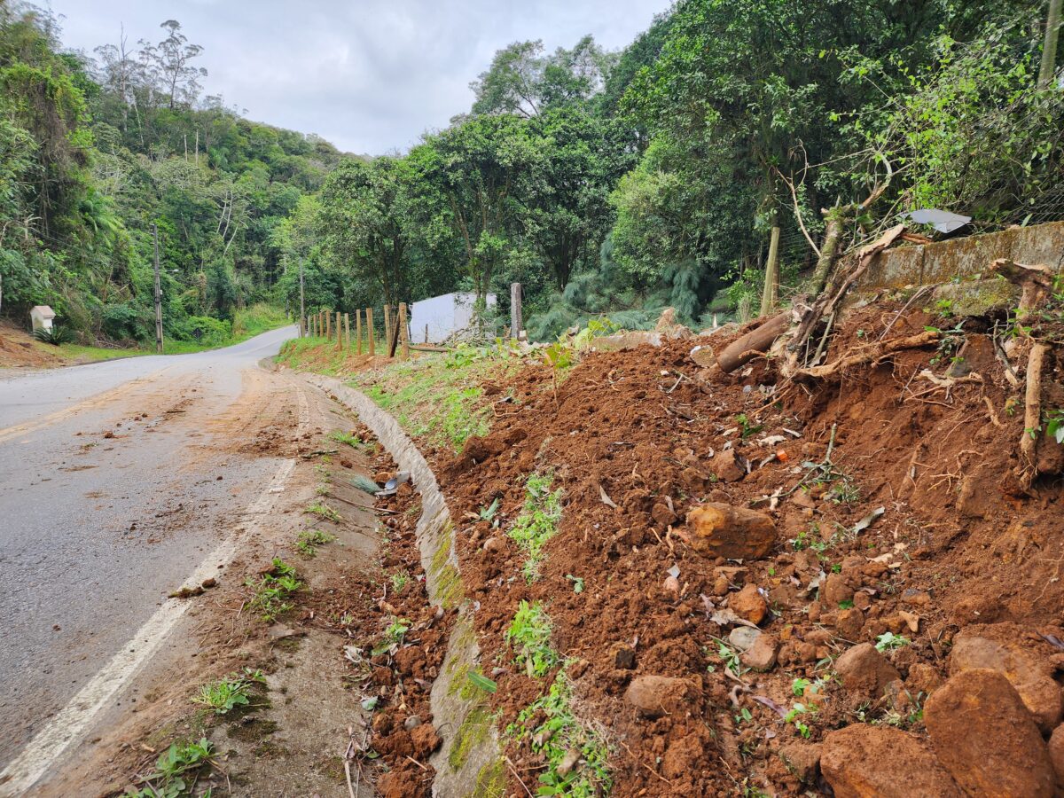 Caminhão sai da pista após ficar sem freios na rodovia Ângelo Moro 5 Caminhão sai da pista após ficar sem freios na rodovia Ângelo Moro