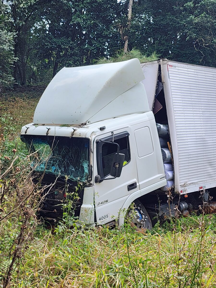 Caminhão sai da pista após ficar sem freios na rodovia Ângelo Moro 4 Caminhão sai da pista após ficar sem freios na rodovia Ângelo Moro