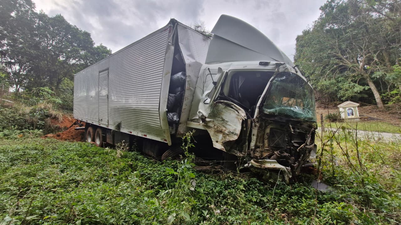 Caminhão sai da pista após ficar sem freios na rodovia Ângelo Moro 1 Caminhão sai da pista após ficar sem freios na rodovia Ângelo Moro