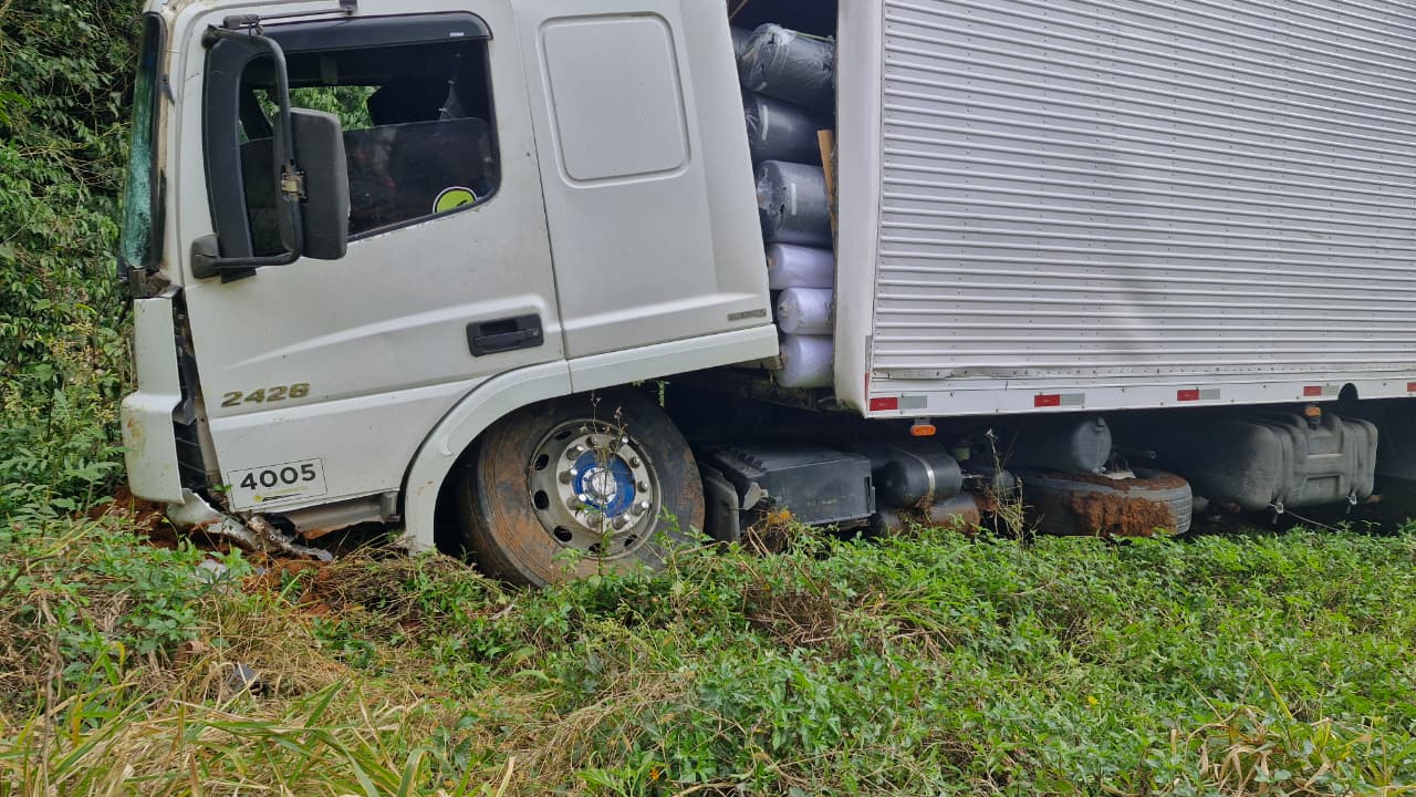 Caminhão sai da pista após ficar sem freios na rodovia Ângelo Moro 8 Caminhão sai da pista após ficar sem freios na rodovia Ângelo Moro
