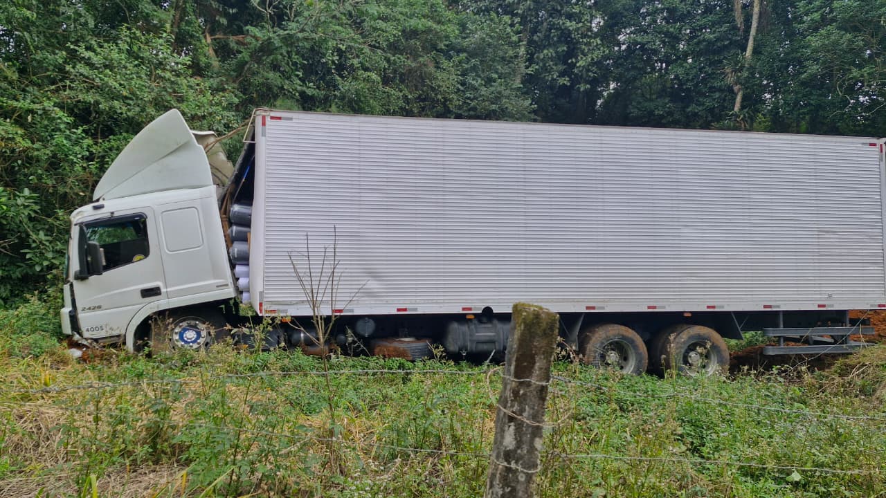Caminhão sai da pista após ficar sem freios na rodovia Ângelo Moro 9 Caminhão sai da pista após ficar sem freios na rodovia Ângelo Moro