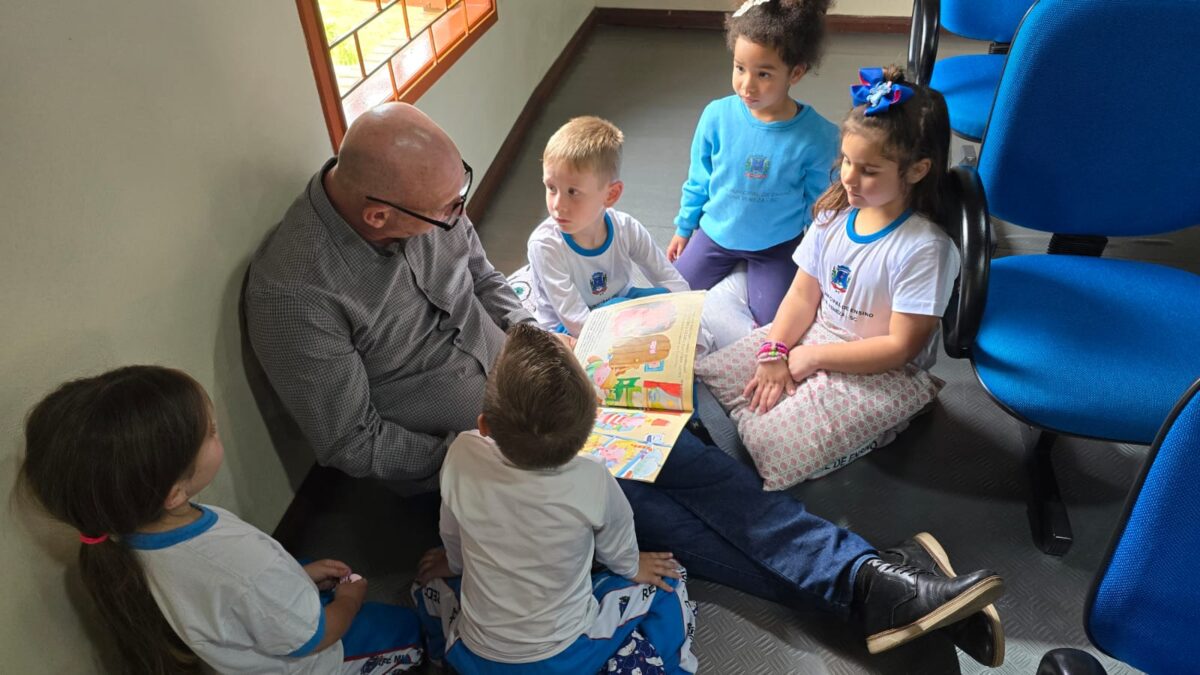 Alunos do Centro Educacional Ítalo Amboni visitam a Câmara de Vereadores com o projeto “Os Regadores de Livros” 3 Alunos do Centro Educacional Ítalo Amboni visitam a Câmara de Vereadores com o projeto “Os Regadores de Livros”