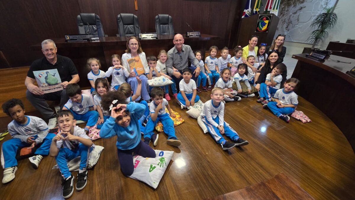 Alunos do Centro Educacional Ítalo Amboni visitam a Câmara de Vereadores com o projeto “Os Regadores de Livros” 2 Alunos do Centro Educacional Ítalo Amboni visitam a Câmara de Vereadores com o projeto “Os Regadores de Livros”