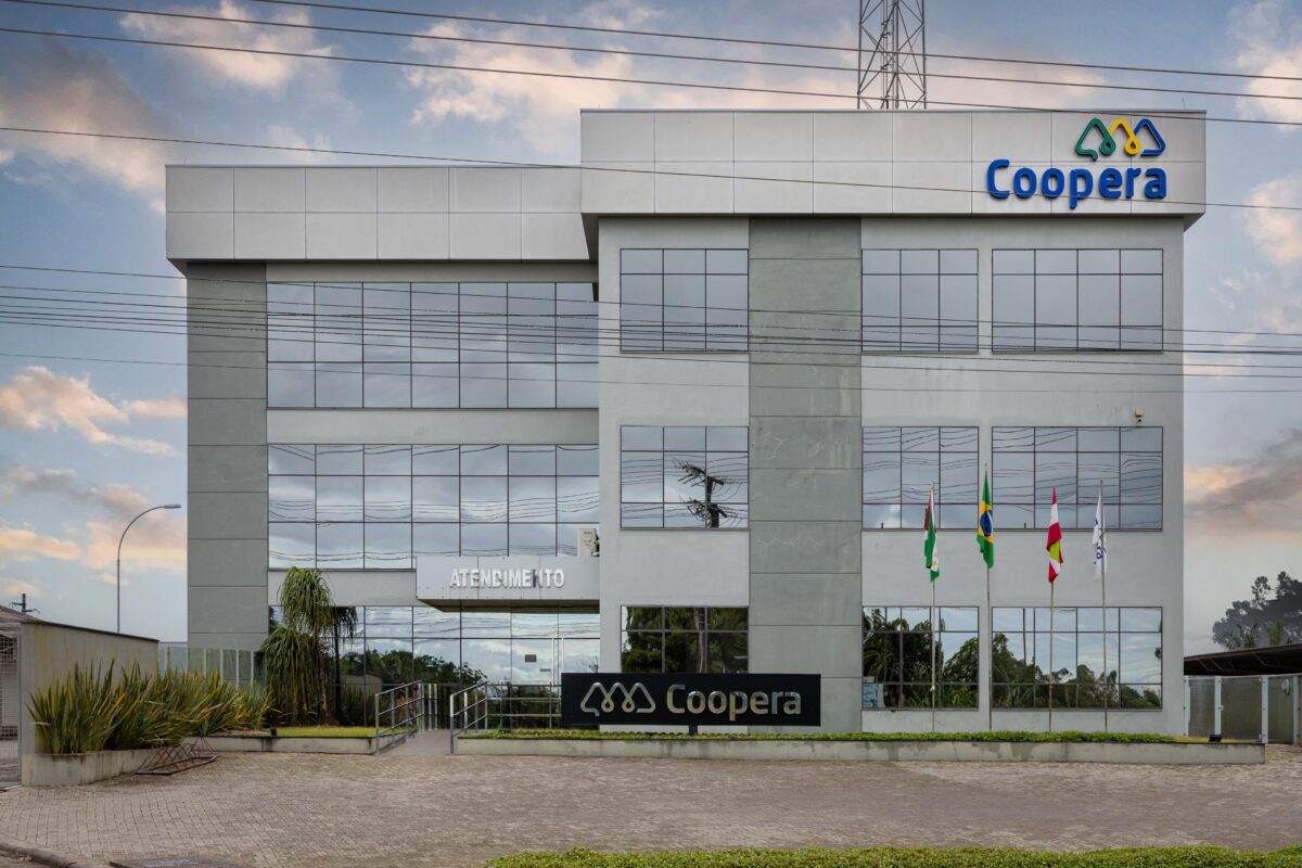 Pelo segundo ano consecutivo, Coopera aplica tarifa de energia menor que a homologada pela ANEEL 1 Pelo segundo ano consecutivo, Coopera aplica tarifa de energia menor que a homologada pela ANEEL