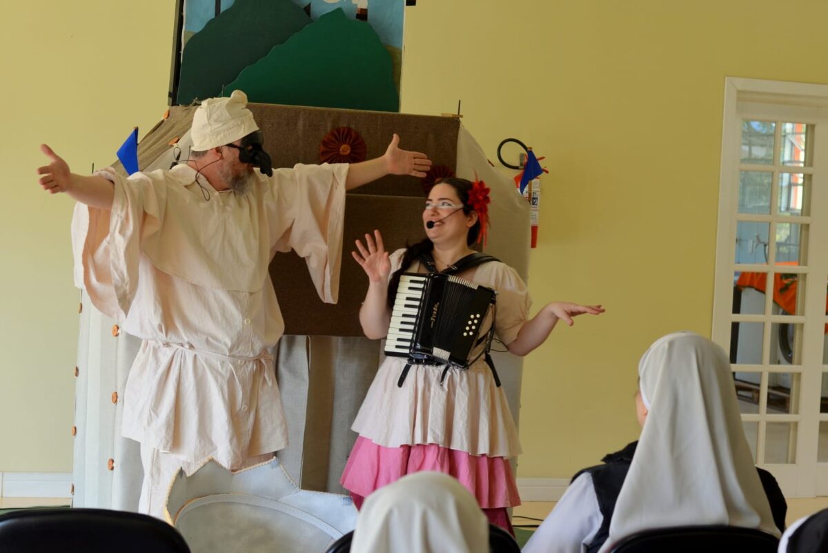 Grupos de terceira idade se divertem com “Pulcinella no Canto da Cidade” em Nova Veneza 3 Grupos de terceira idade se divertem com “Pulcinella no Canto da Cidade” em Nova Veneza