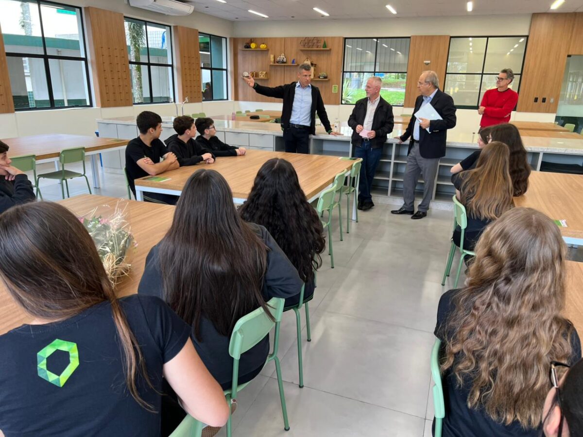 Ricardo Faria compartilha trajetória de sucesso para estudantes da Satc