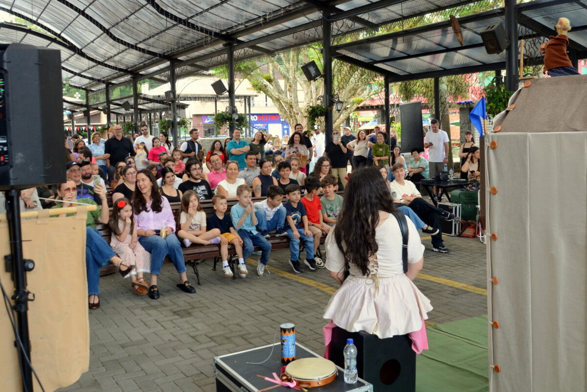 "Pulcinella no canto da cidade" entra na última semana de apresentações em Nova Veneza