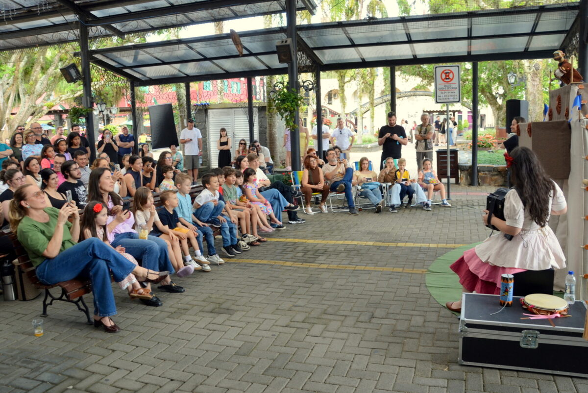 "Pulcinella no canto da cidade" entra na última semana de apresentações em Nova Veneza