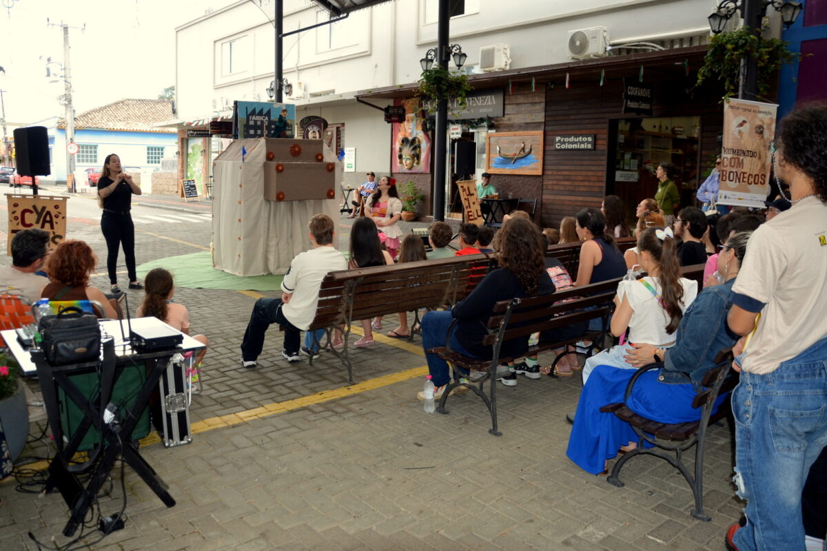 "Pulcinella no canto da cidade" realiza a última apresentação da circulação em Nova Veneza