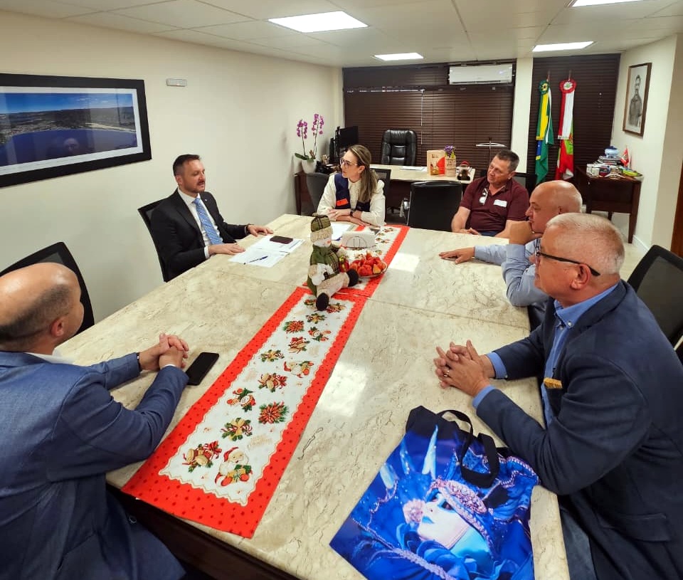 Prefeita de Nova Veneza cumpre agenda em Florianópolis e garante mais de R$ 5 milhões em emendas para o município