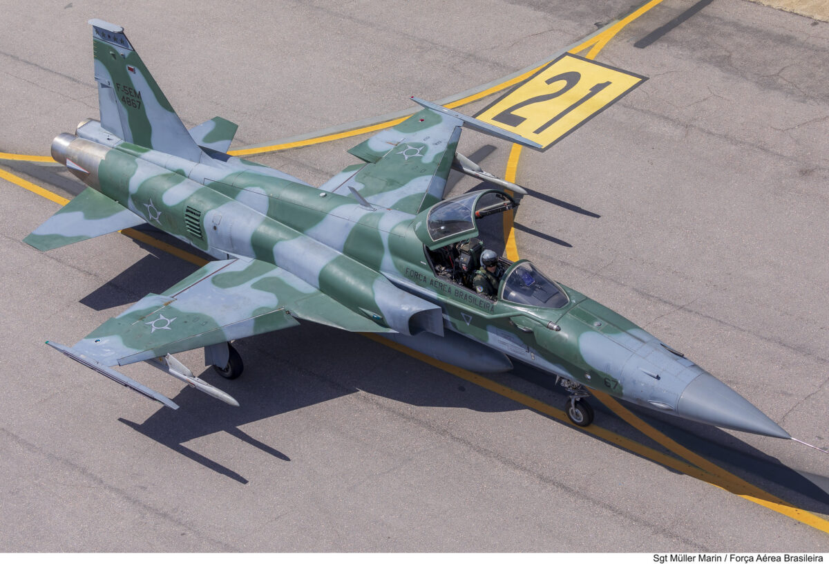 Caças da Força Aérea Brasileira realizam treinamento operacional sobre o Sul de Santa Catarina