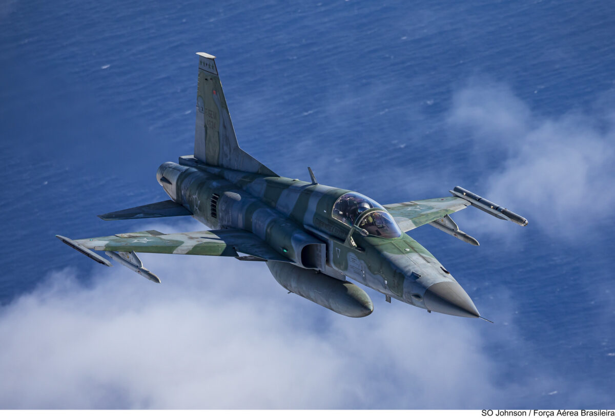 Caças da Força Aérea Brasileira realizam treinamento operacional sobre o Sul de Santa Catarina