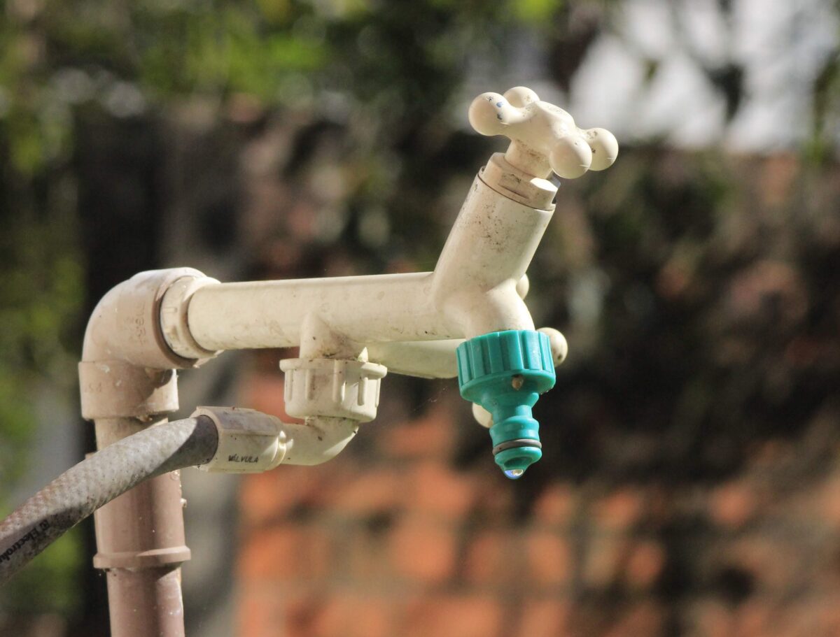 Rompimento de rede da Casan deixa Caravaggio sem água nesta quinta-feira