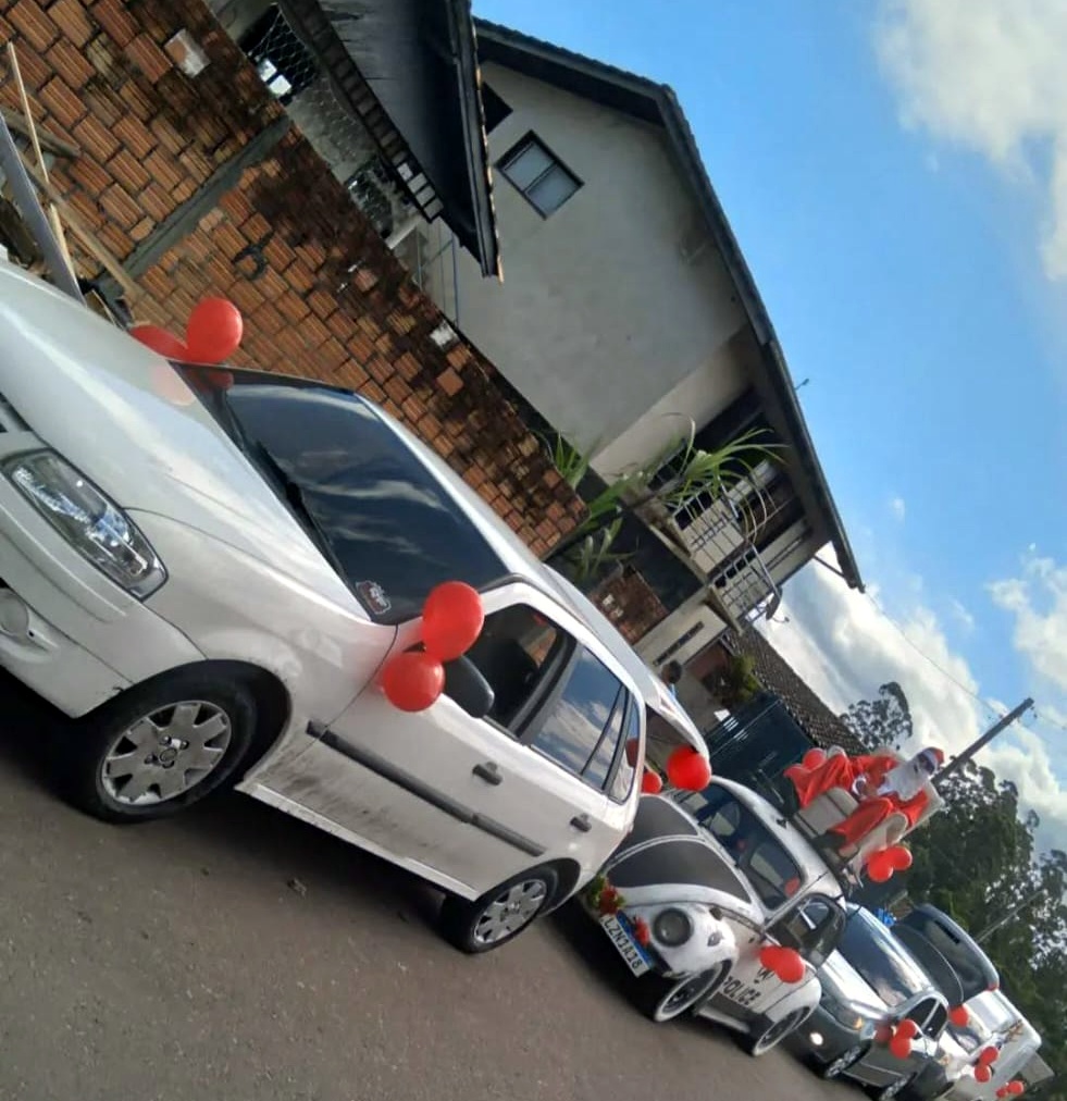 Amigos se unem para levar alegria em Carreata de Natal Solidária