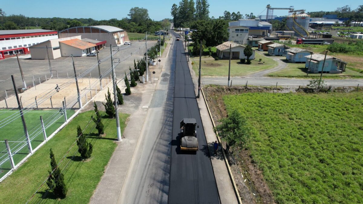 Rua Alfredo Pessi recebe nova camada asfáltica em trecho de 500 metros