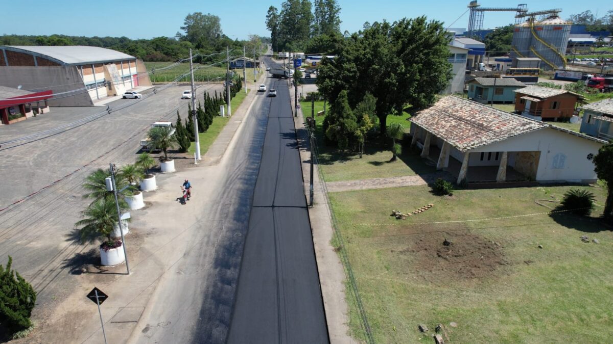 Rua Alfredo Pessi recebe nova camada asfáltica em trecho de 500 metros