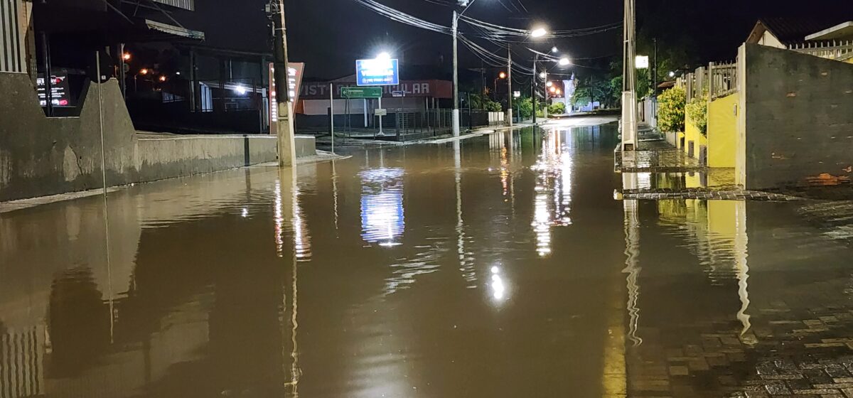 Frente fria provoca transtornos com chuva persistente em Nova Veneza