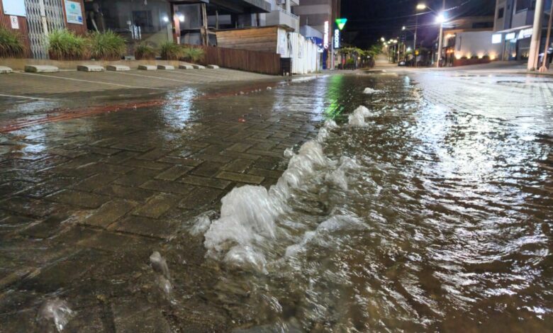 Rompimento de tubulação causa vazamento de água no Centro de Nova Veneza