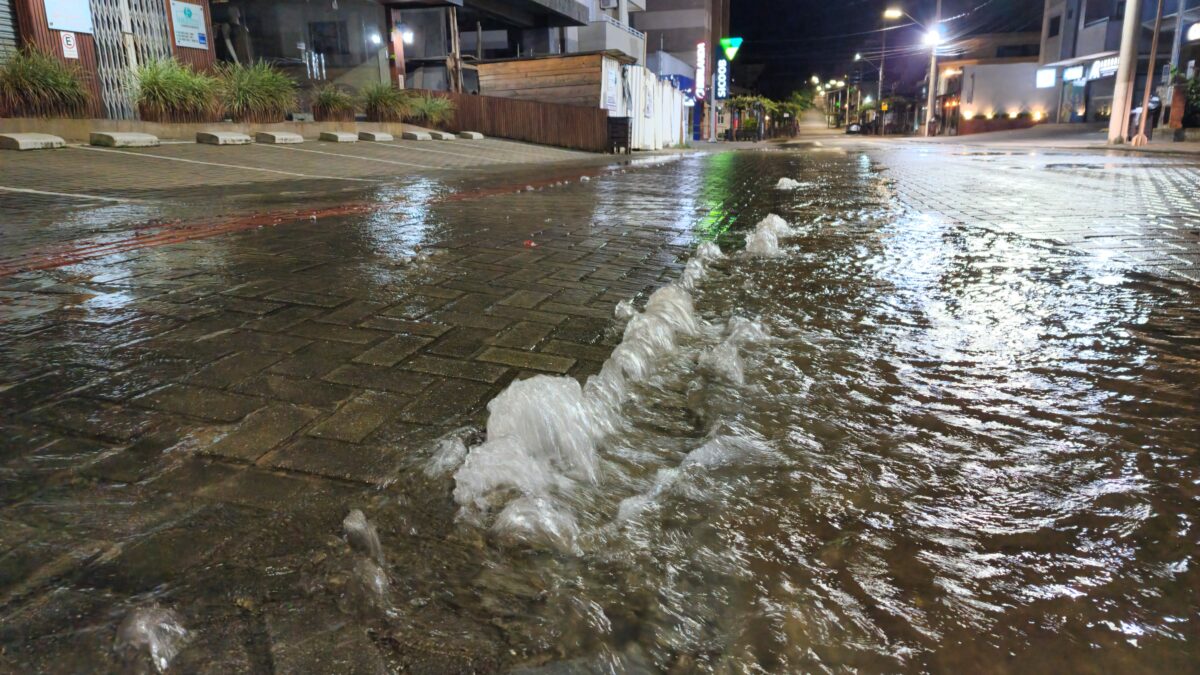 Rompimento de tubulação causa vazamento de água no Centro de Nova Veneza