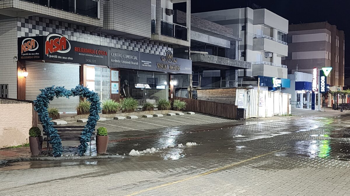 Rompimento de tubulação causa vazamento de água no Centro de Nova Veneza