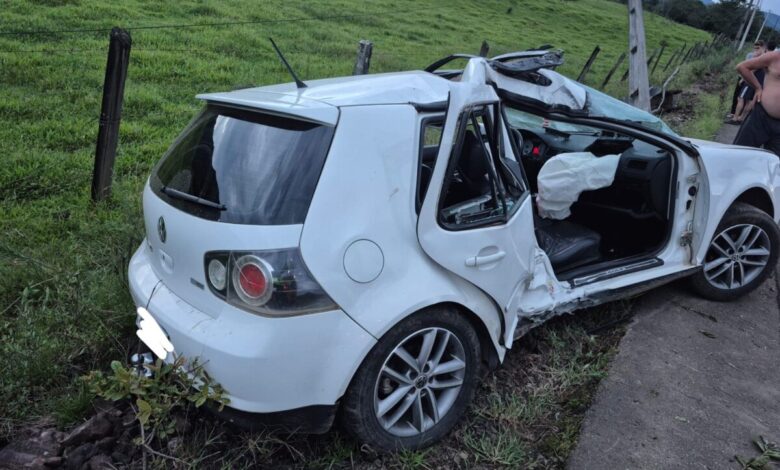 Carro colide contra poste e três jovens ficam feridos em Nova Veneza