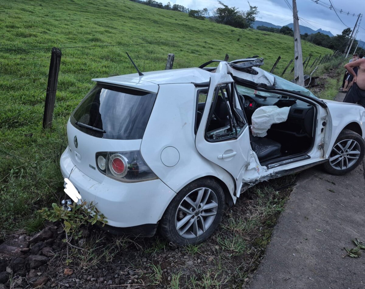 Carro colide contra poste e três jovens ficam feridos em Nova Veneza