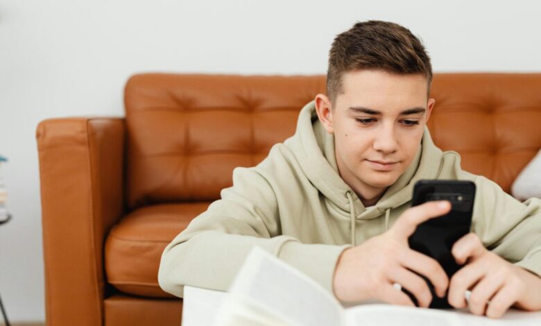 Uso de IA por jovens para saúde mental pode levar a dependência e solidão