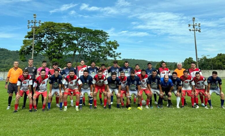 Jogo beneficente arrecada alimentos e brinquedos no Estádio Darci Marini