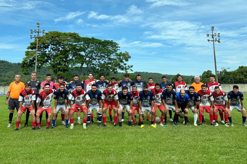 Jogo beneficente arrecada alimentos e brinquedos no Estádio Darci Marini
