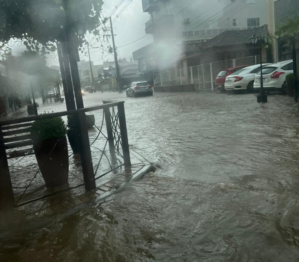 Temporal causa alagamentos e falta de energia em Nova Veneza