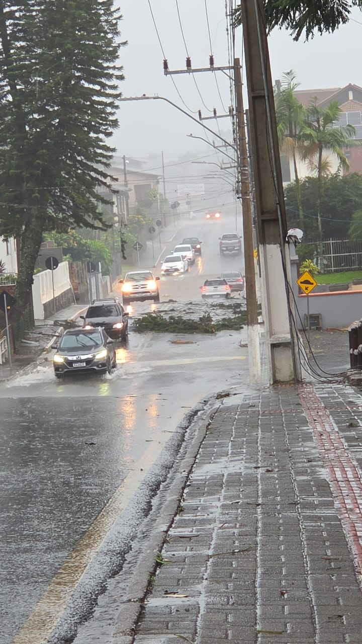 Temporal causa alagamentos e falta de energia em Nova Veneza