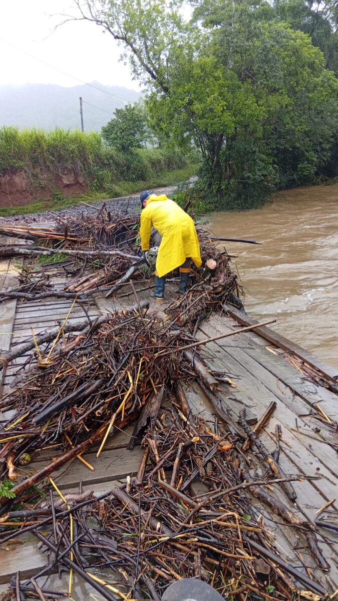 Frente fria provoca transtornos com chuva persistente em Nova Veneza