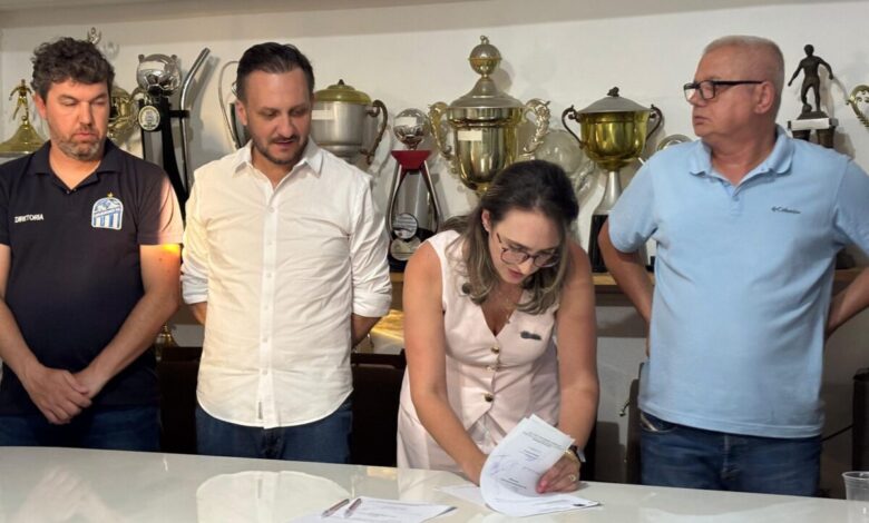 Ordem de serviço para criação de campo sintético no Estádio da Montanha é assinada 1 Ordem de serviço para criação de campo sintético no Estádio da Montanha é assinada