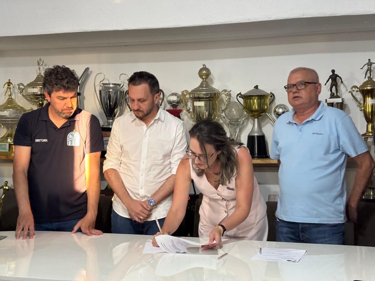 Ordem de serviço para criação de campo sintético no Estádio da Montanha é assinada