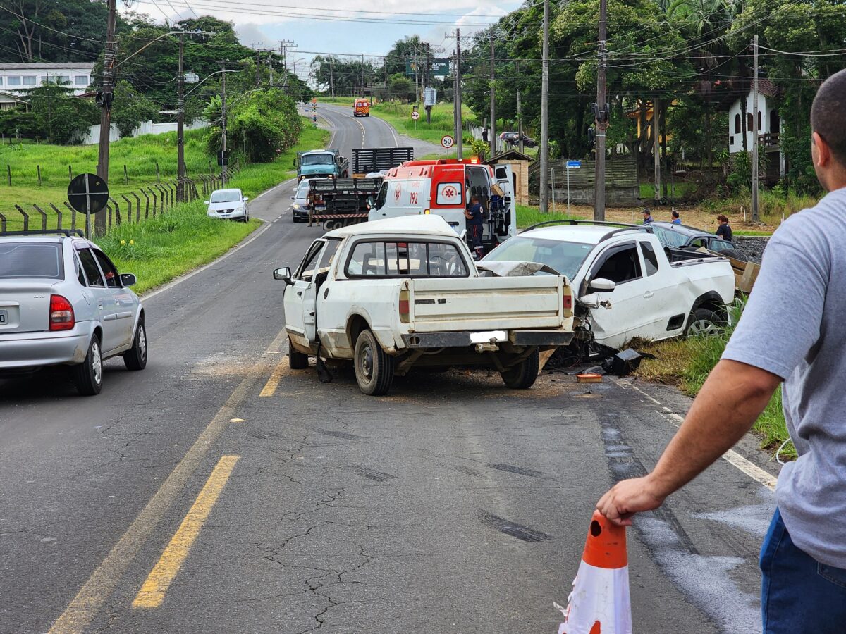 Colisão frontal envolve três veículos na rodovia José Spillere, em Nova Veneza