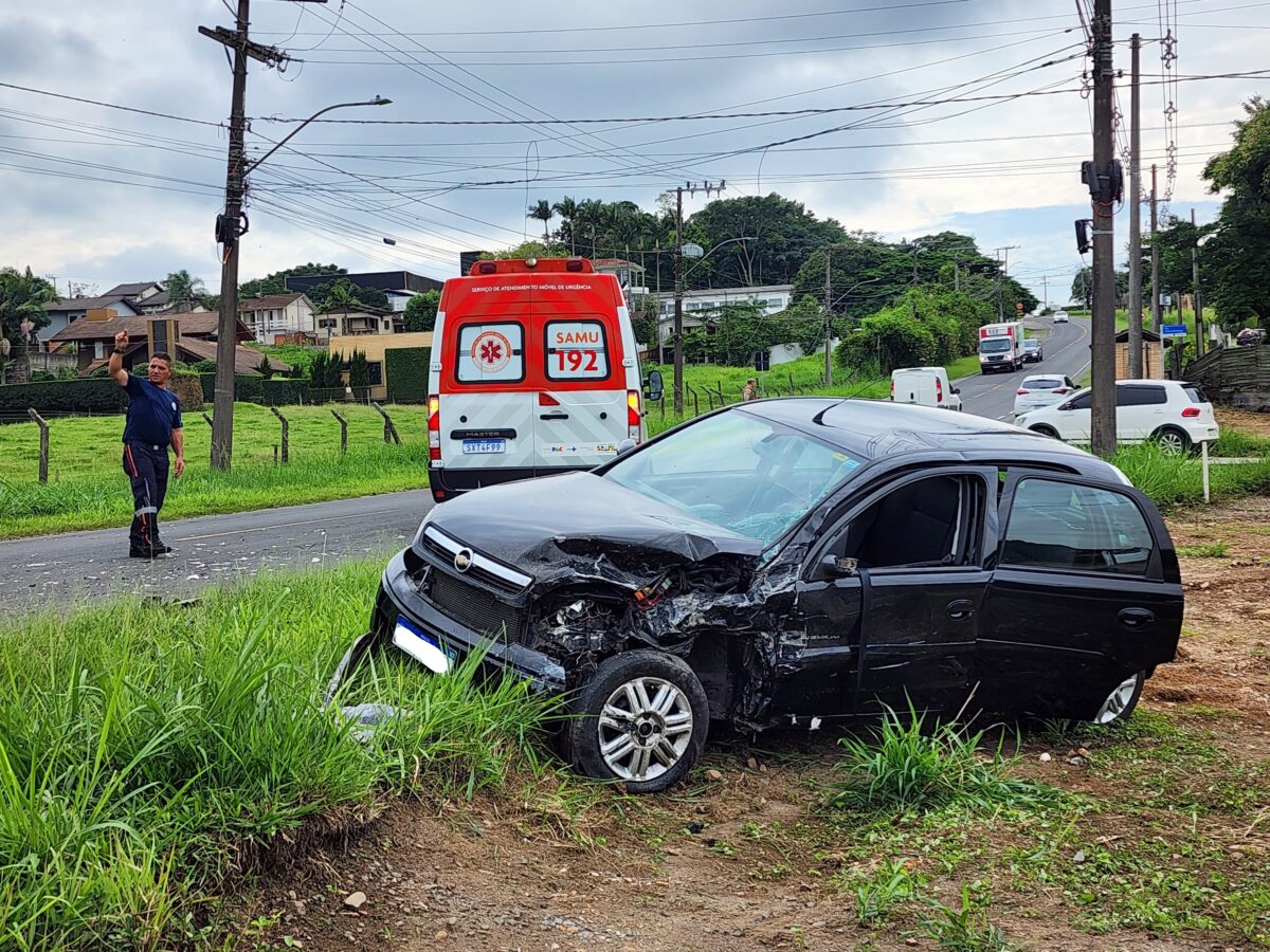 Colisão frontal envolve três veículos na rodovia José Spillere, em Nova Veneza